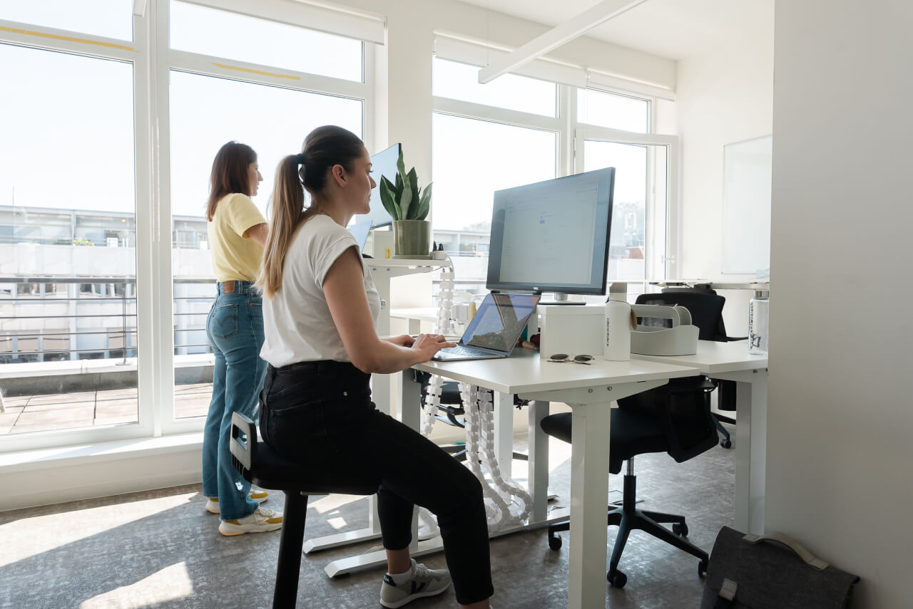 Hot desking i praksis: Sådan indretter I en fleksibel arbejdsplads